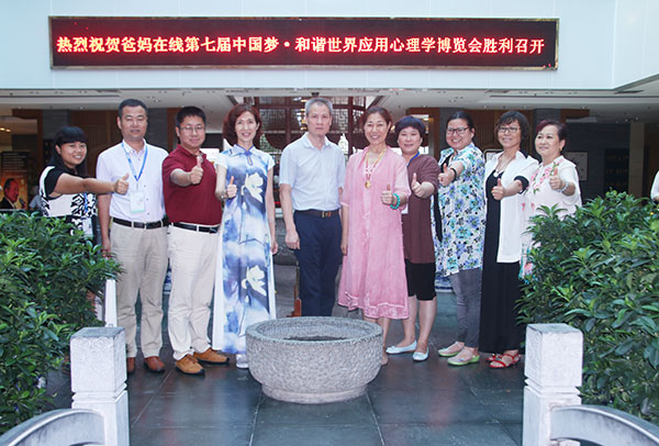 加盟爸媽在線的省市縣總經(jīng)理進(jìn)行了運(yùn)營(yíng)管理特訓(xùn)和提升生命品質(zhì)專題講座