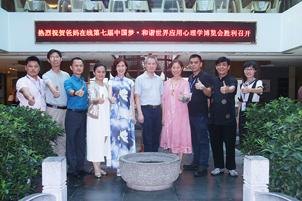 加盟爸媽在線的省市縣總經(jīng)理進(jìn)行了運(yùn)營(yíng)管理特訓(xùn)和提升生命品質(zhì)專題講座